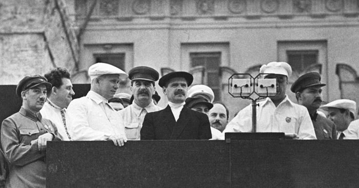 Генрих Ягода, Никита Хрущев, Иосиф Сталин, Лазарь Каганович и Андрей Андреев на Красной площади. Июль 1935 г. 