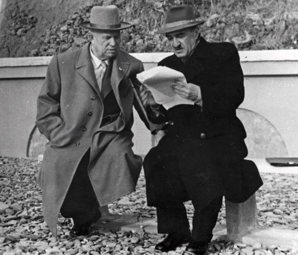 Хрущев и Микоян в Пицунде. 1963 г.