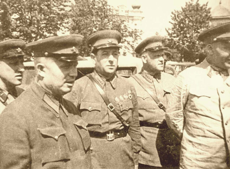 Никита Хрущев и Лев Захарович Мехлис в Бессарабии. 1940 г.