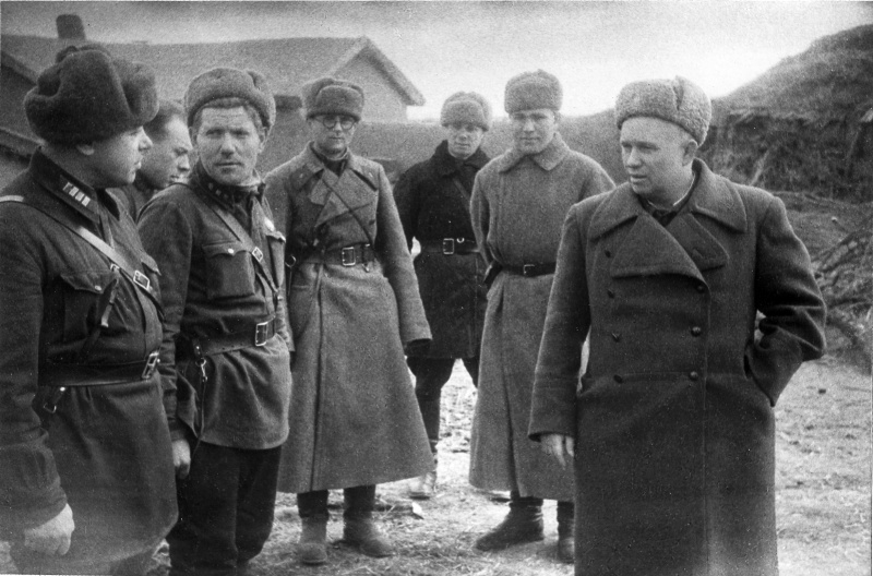 Хрущев под Сталинградом. 1942 г. 