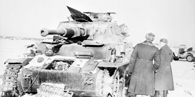 Хрущев осматривает трофейный немецкий танк Pz.Kpfw. IV в Сталинграде. Декабрь 1942 г.