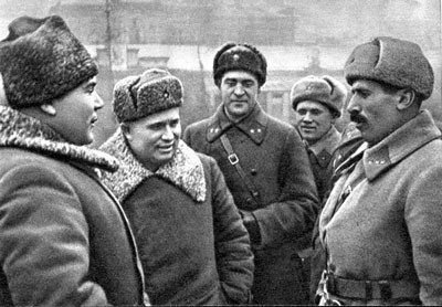 Герой Советского Союза Мадоян беседует с Малиновским и Хрущевым. Февраль 1943 г.