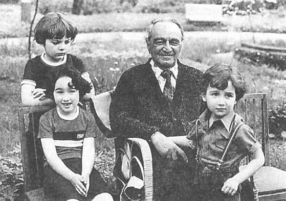 За месяц до смерти. Анастас Иванович с правнуками Аликом, Аллой и Ваней. Сентябрь 1978 г.
