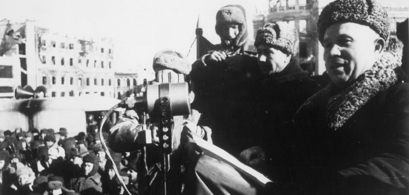 Хрущев выступает на митинге в освобожденном Сталинграде. Февраль 1943 г.
