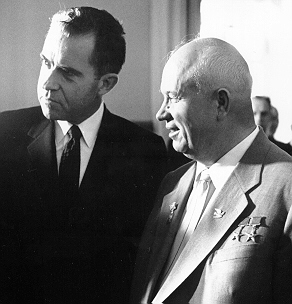 Ричард М. Никсон и премьер-министр СССР Никита Хрущев в Кремле. Июль 1959 г. 
