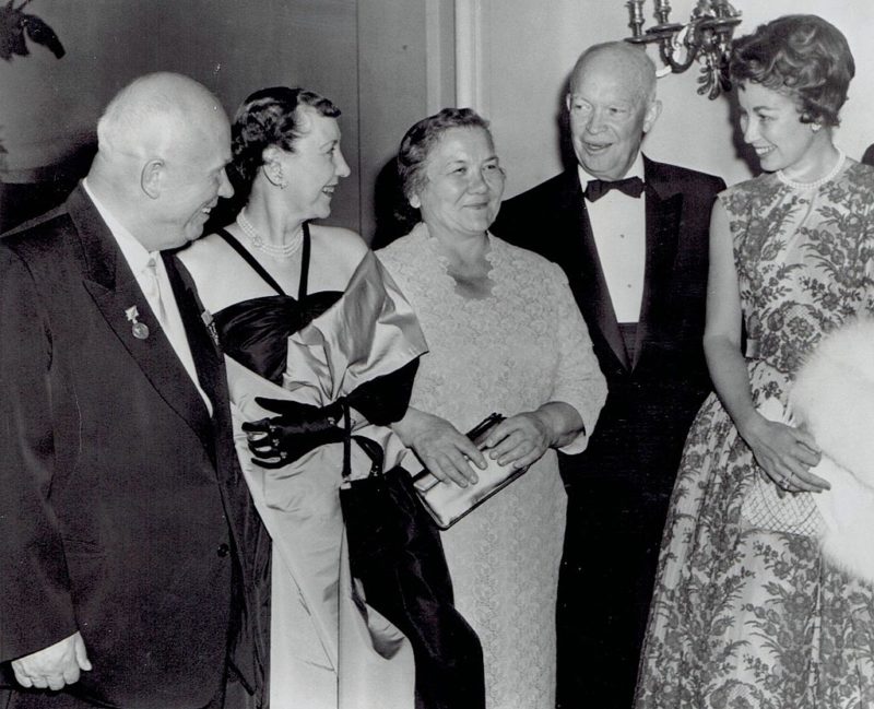 Президент Эйзенхауэр и Никита Хрущев в посольстве СССР в США. Сентябрь 1959 г.