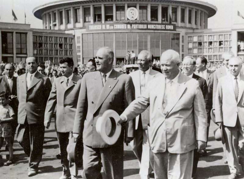 Лидер румынской коммунистической партии Георге Георгиу-Деж и Никиту Хрущева в аэропорту. Бухарест, июнь 1960 г.