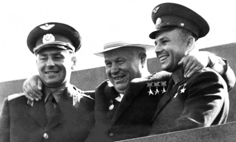 Хрущев и космонавты Юрий Гагарин и Герман Титов. Ноябрь 1961 г.