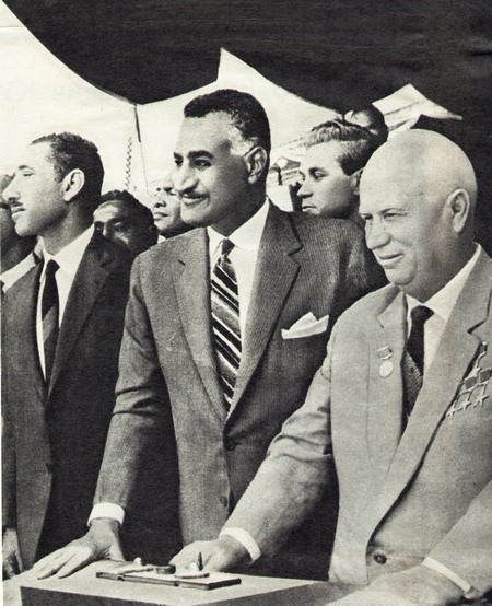 Хрущёв и президент Египта Гамаль Абдель Насер на церемонии перекрытия Нила на Асуанской плотине. Май 1964 г. 