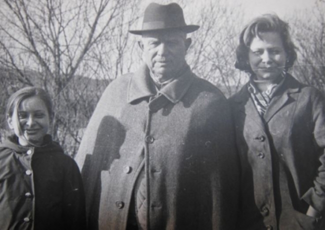 Хрущев с внучкой Юлей (справа) и правнучкой Ниной на даче. 1971 г.