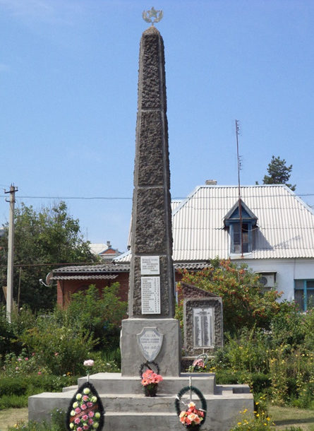 п. Синегорск Абинского р-на. Памятник на территории клинического лепрозория, установленный на братской могиле советских воинов.