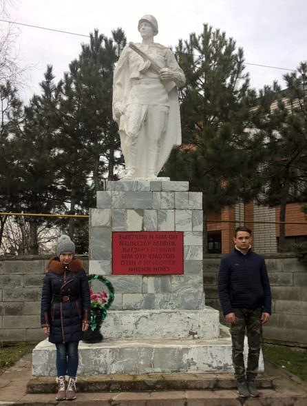 с. Пушкинское Гулькевичского р-на. Памятник по улице Советской 220, установленный на братской могиле, в которой похоронено 11 советских воинов.