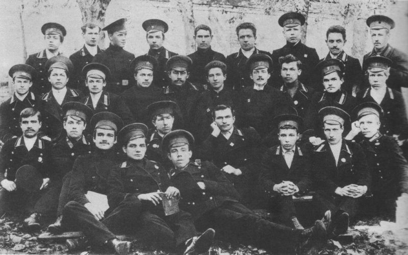 Василевский (в первом ряду второй слева) среди учащихся Костромской духовной семинарии.1914 г.