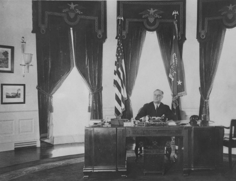 Франклин Рузвельт в Овальном кабинете.