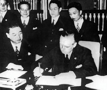Японский посол в Германии Мусякодзи и министр иностранных дел Германии Риббентроп подписывают «Антикоминтерновский пакт». Берлин, 25 ноября 1936 г. 