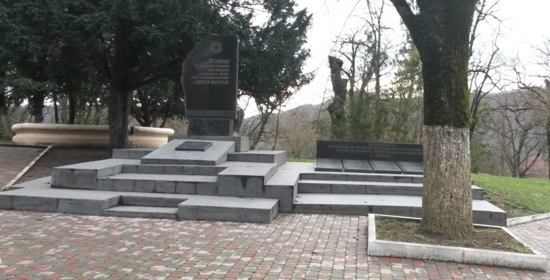 п. Абрау-Дюрсо, Новороссийск. Памятник, установленный на братской могиле советских воинов и мирных жителей.