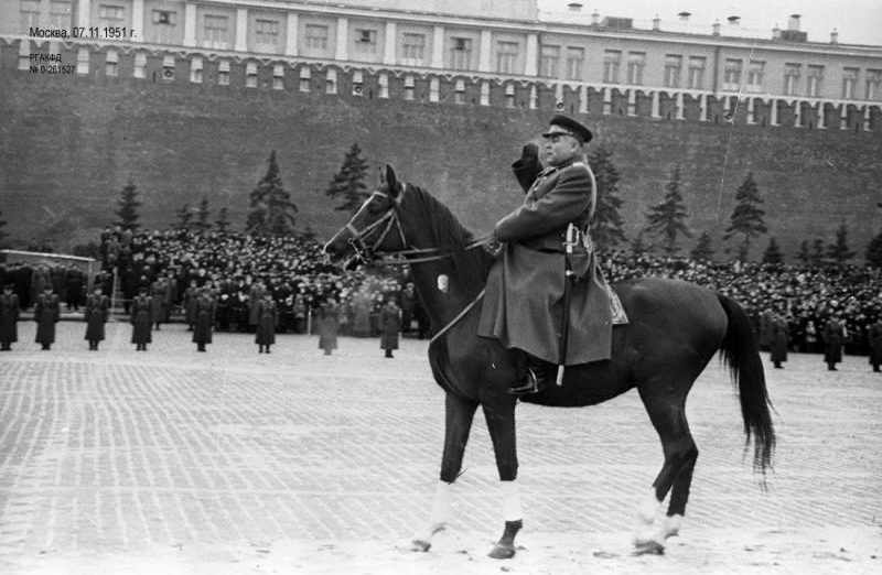 Маршал Советского Союза Р.Я. Малиновский объезжает войска в день празднования годовщины Октябрьской революции. Москва, 7 ноября 1951 г.