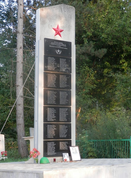 х. Эриванский Абинского р-на. Памятник на кладбище в честь погибших земляков. 