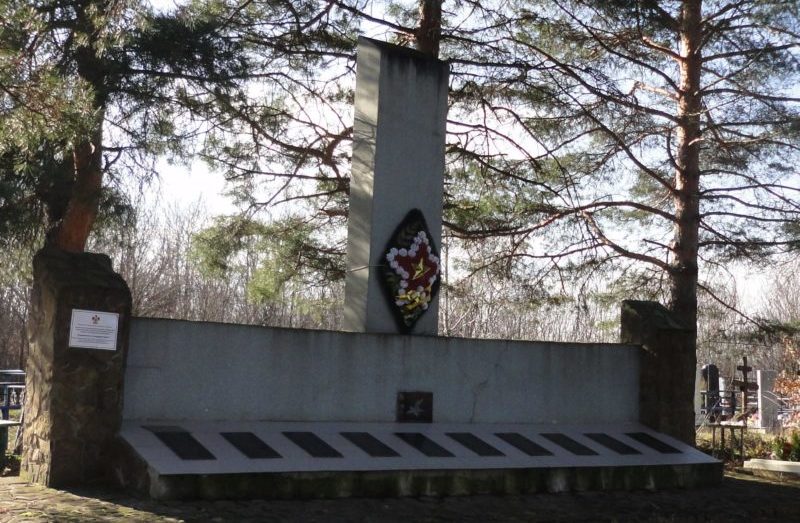 ст-ца. Азовская, Северского р-на. Памятник, установленный на братской могиле, в которой похоронено 65 советских воинов.