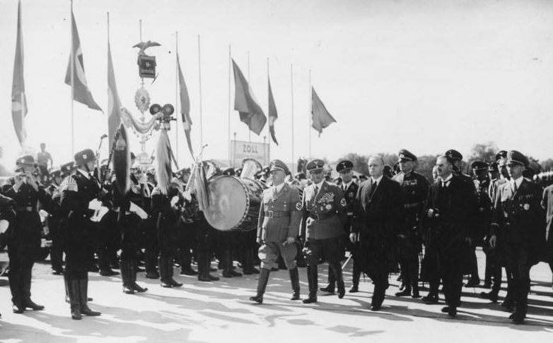 Почетный караул встречает Чемберлена, Даладье, Гитлера и Муссолини. Мюнхен, 29 сентября 1938 г. 