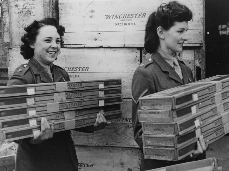 Английские девушки из вспомогательной службы переносят американские винтовок, прибывших из США по ленд-лизу. 1941 г.