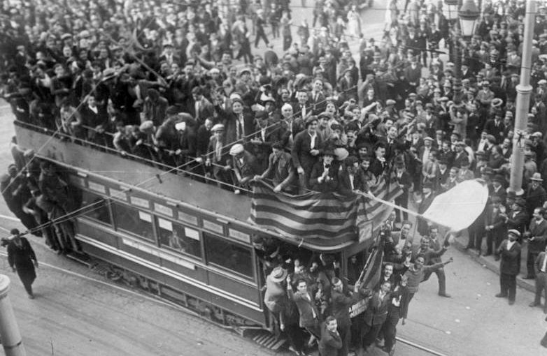 Торжества по случаю свержения монарха. Барселона, 14 апреля 1931 г.