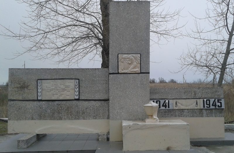 Крымский район, автодорога Троицкая – Гвардейский. Памятный знак на месте, где находился хутор 2-й Западный, сожженный фашистскими захватчиками.