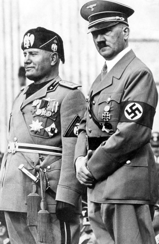 Бенито Муссолини и Адольф Гитлер.