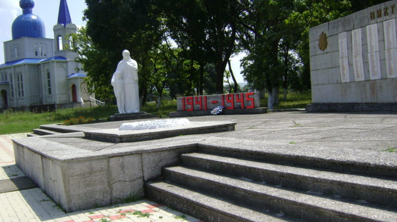 ст-ца. Владимирская Лабинского р-на. Памятник «Скорбящая мать» по улице Телефонной, установленный на братской могиле, в которой похоронено 60 советских воинов.