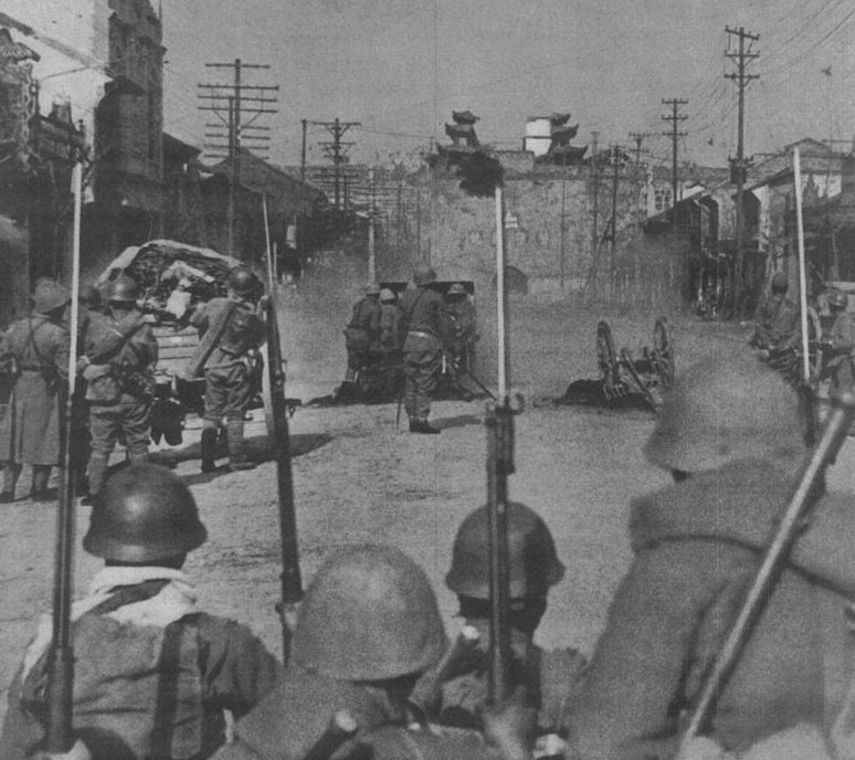 Японские солдаты перед штурмом ворот Жонхуа на улице Нанкина. Декабрь 1937 г.