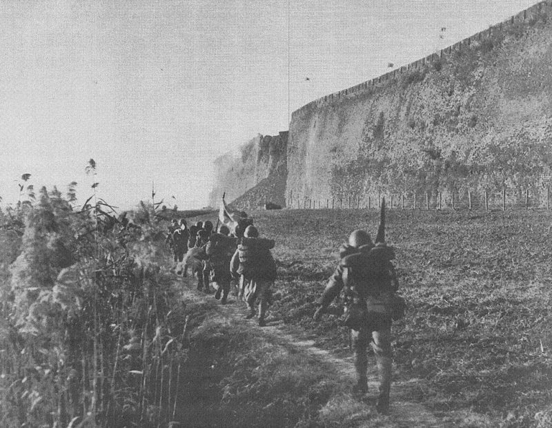 Японские солдаты у городской стены Нанкина.