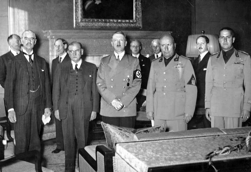 Подписанты Мюнхенского соглашения: Чемберлен, Даладье, Гитлер, Муссолини и Чиано.