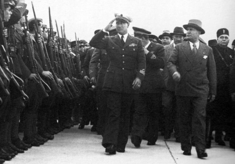 Галеаццо Чиано и Бенито Муссолини осматривают войска, вернувшиеся из итальянской Восточной Африки- Бриндизи. 17 мая 1936 года.