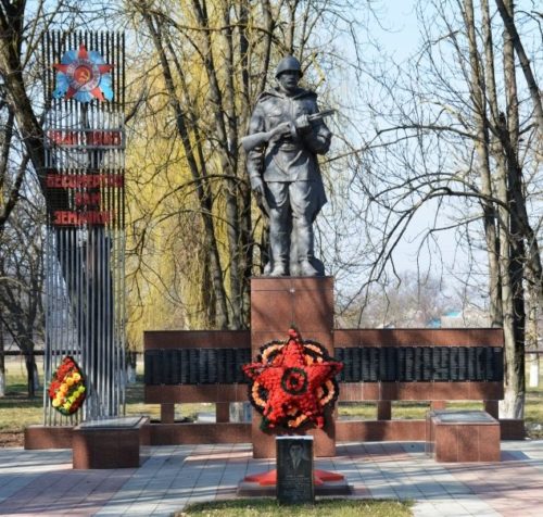 х. Адагум Крымского р-на. Памятник по улице Ленина 47, установленный на братской могиле, в которой похоронено 55 советских воинов.