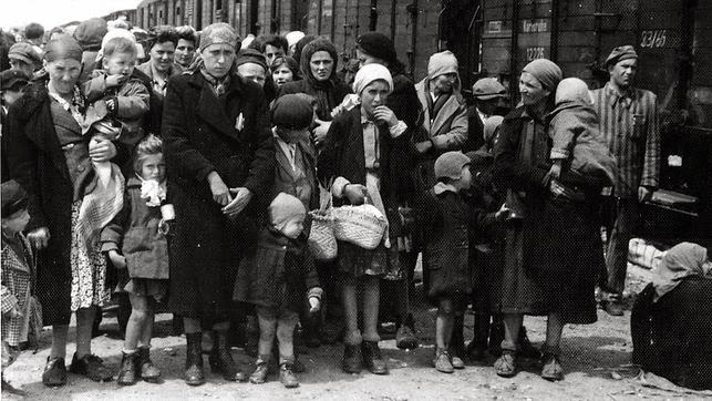 Прибытие еврейских женщин и детей из Венгрии в Освенцим. 1944 г. 