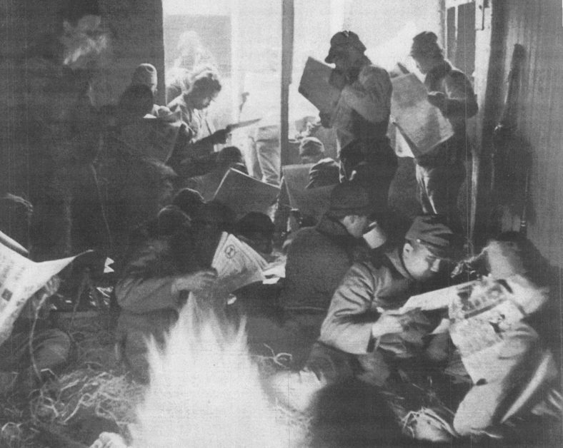Японские солдаты читают газеты в перерыве между боями в Нанкине. Фото японской пропаганды. 