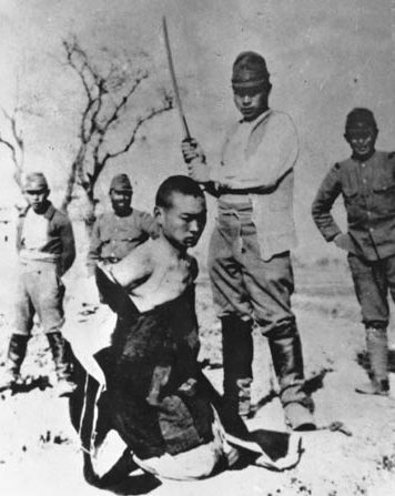 Японские военнослужащие казнят китайцев. 