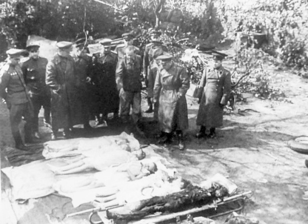 Опознание трупов Йозефа Геббельса, его жены Магды и их детей. Берлин, май 1945 г. 