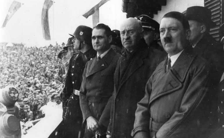 Церемония открытия с Рудольфом Гессом, президентом МОК графом Анри де Байе-Латуром и Адольфом Гитлером. 