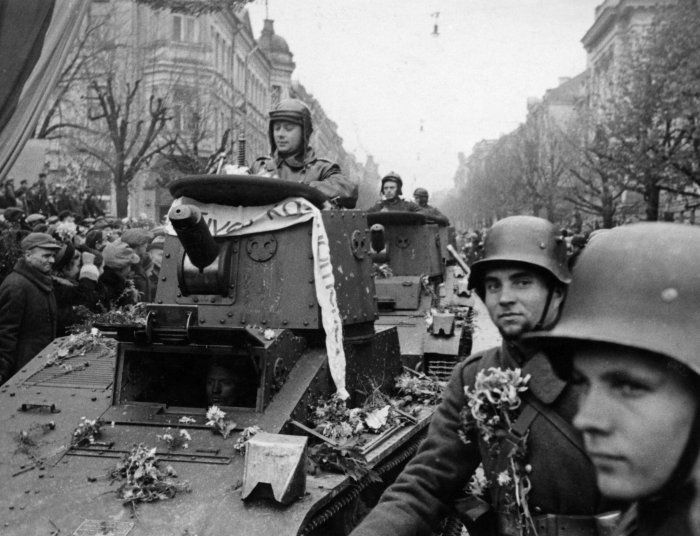 Солдаты литовской армии на параде в Вильнюсе. Соборная площадь, 1939 г.