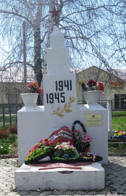 х. Армянский Крымского р-на. Памятник у школы №36, установленный на братской могиле, в которой похоронено 614 советских воинов.