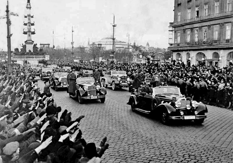 Жители Вены приветствуют Адольфа Гитлера. 13 марта 1938 г.
