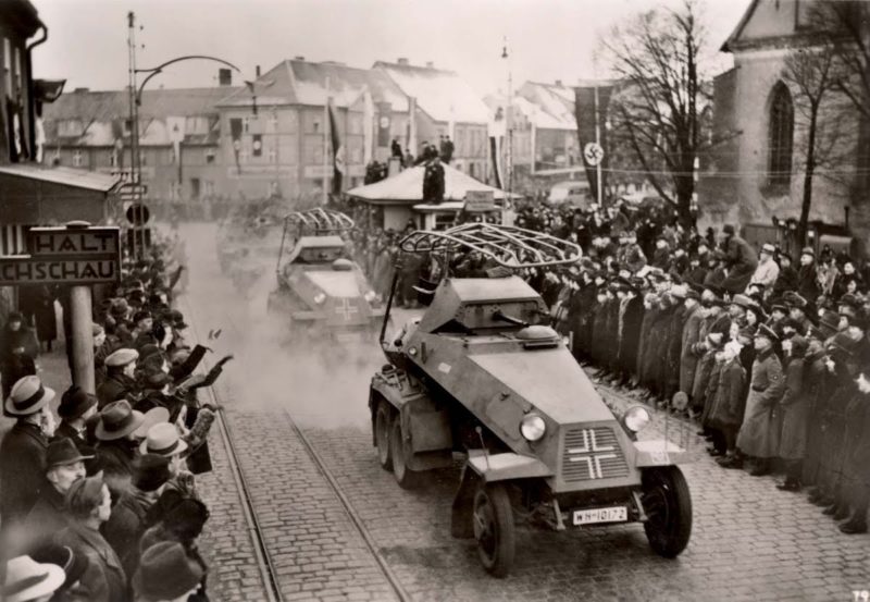 Население Клайпеды встречает немецкие войска.