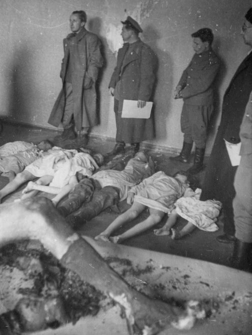 Опознание трупов Йозефа Геббельса, его жены Магды и их детей. Берлин, май 1945 г. 