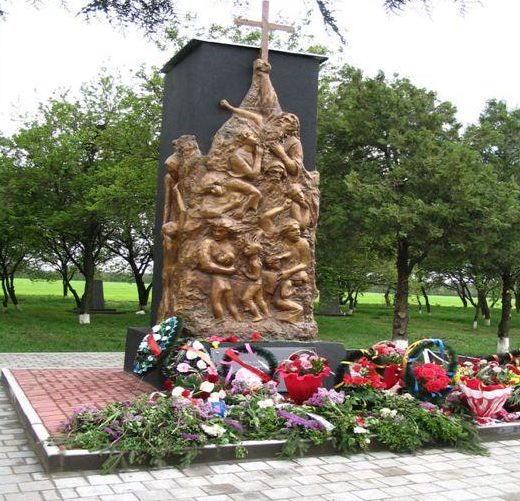  с. Белая Глина. Памятник «Крик», установлен на братской могиле, в которой захоронено более 3 тысяч советских воинов и мирных жителей, погибших в боях и казненных немецкими захватчиками.
