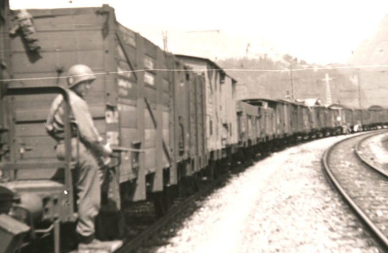 Американские солдаты охраняют венгерский «Золотой» поезд в Верфене. Австрия, май 1945 г.