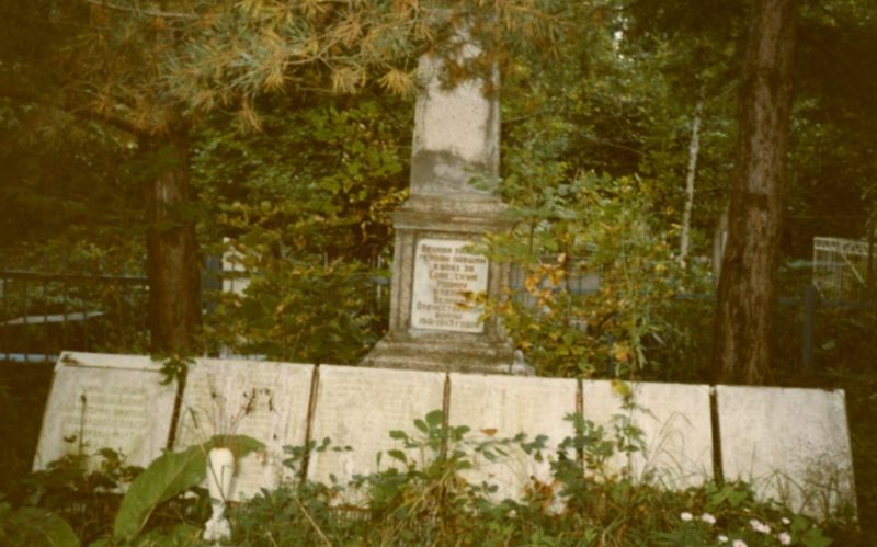 п. Афипский Северского р-на. Памятник на воинском кладбище, где похоронено 697 советских воинов.