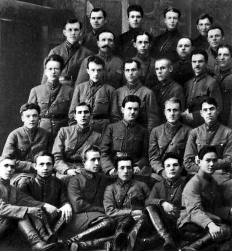 Комполитсостав 143-го полка. А. М. Василевский крайний справа во втором ряду. 1928 г.