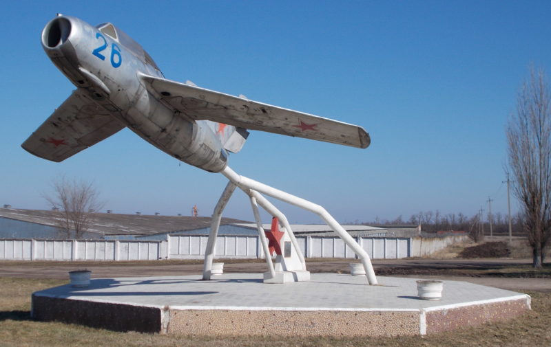 ст-ца. Дмитриевская Кавказского р-на. Самолет-памятник воинам 4-й Воздушной Армии.