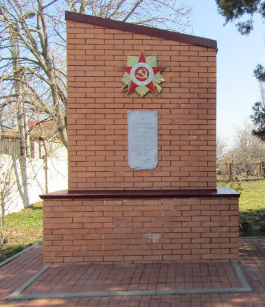 ст-ца. Кавказская. Памятный знак по улице Р. Люксембург 164, в честь учителей и учащихся, погибших в годы войны.